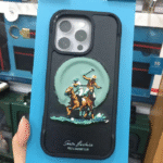 نمای پشتی کاور چرمی سانتا باربارا بر روی Apple iPhone 16 Pro