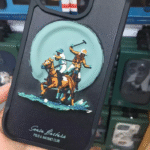 نمای نزدیک از کیفیت چرم و دوخت ظریف کاور سانتا باربارا سری آبری