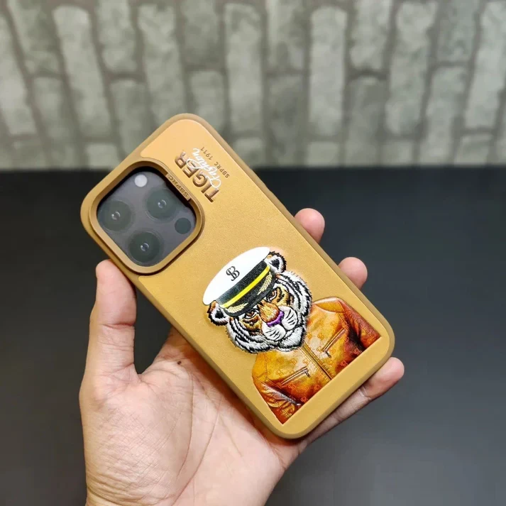 نمای نزدیک از طرح ببر بر روی کاور چرمی سانتا باربارا